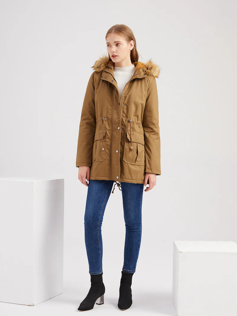 Puszysta kurtka z kapturem ze sztucznego futra