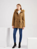 Puszysta kurtka z kapturem ze sztucznego futra