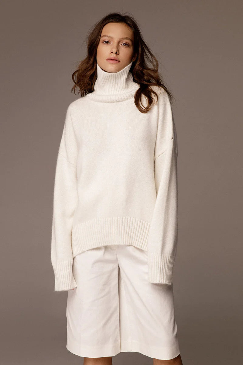 Luźny, obszerny sweter z golfem