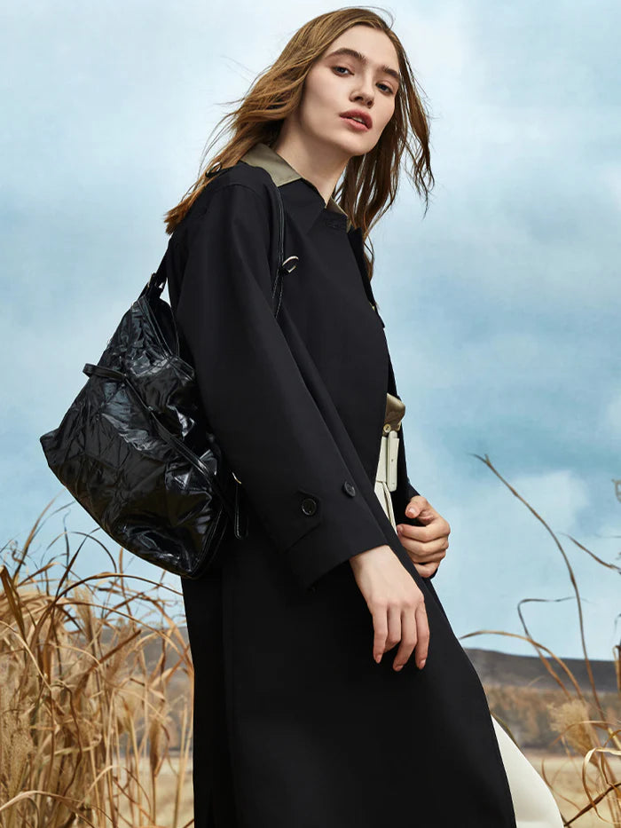 Modny elegancki płaszcz typu trencz