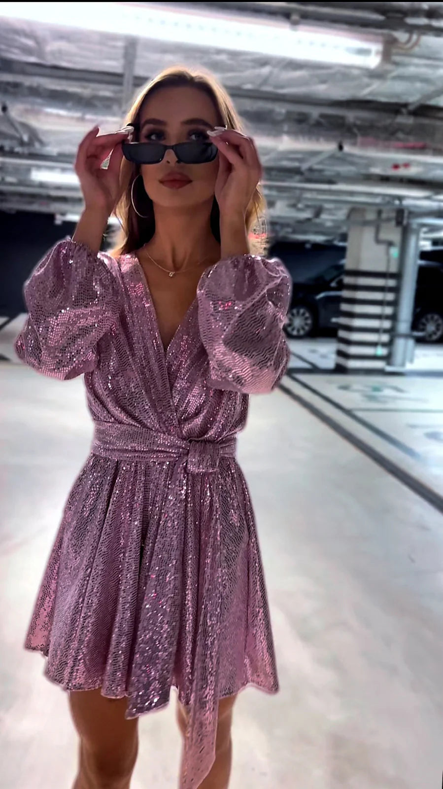 Gleam – Błyszczący Mini Kombinezon z Delikatnym Rozkloszowaniem i Wiązaniem w Talii