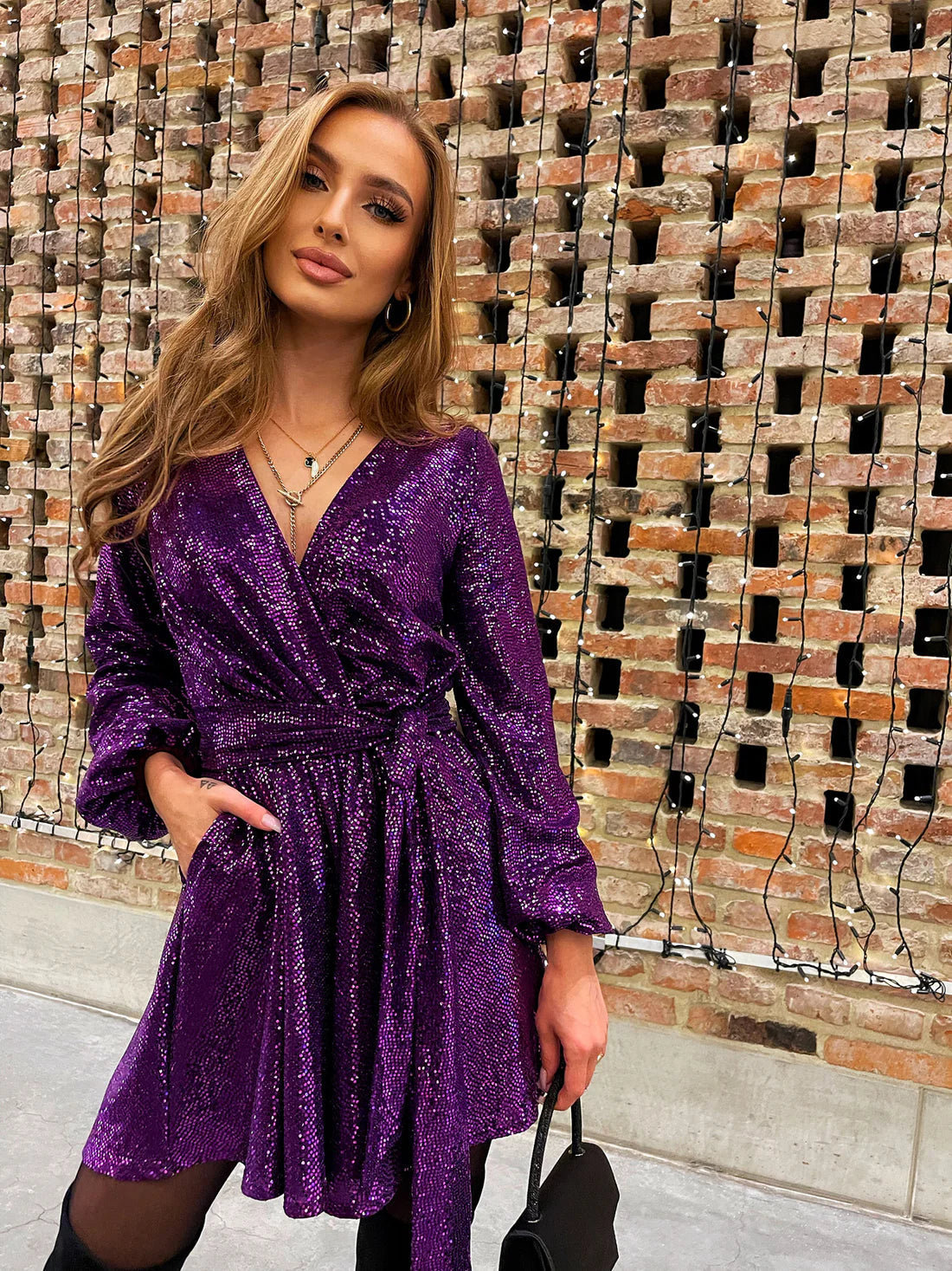 Gleam – Błyszczący Mini Kombinezon z Delikatnym Rozkloszowaniem i Wiązaniem w Talii