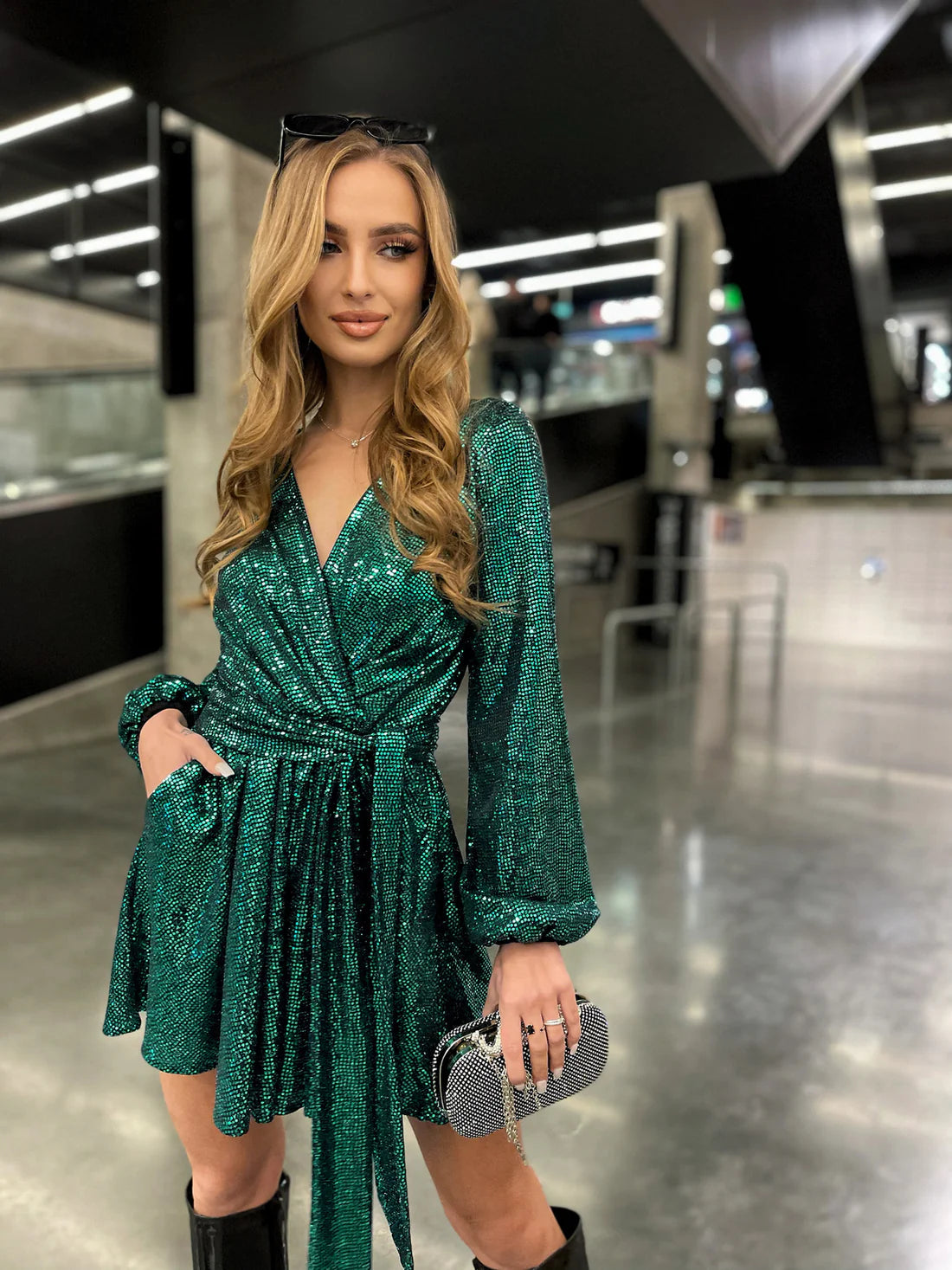 Gleam – Błyszczący Mini Kombinezon z Delikatnym Rozkloszowaniem i Wiązaniem w Talii