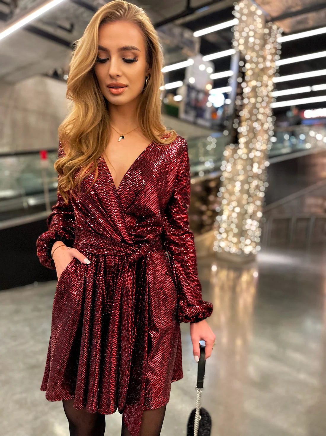 Gleam – Błyszczący Mini Kombinezon z Delikatnym Rozkloszowaniem i Wiązaniem w Talii