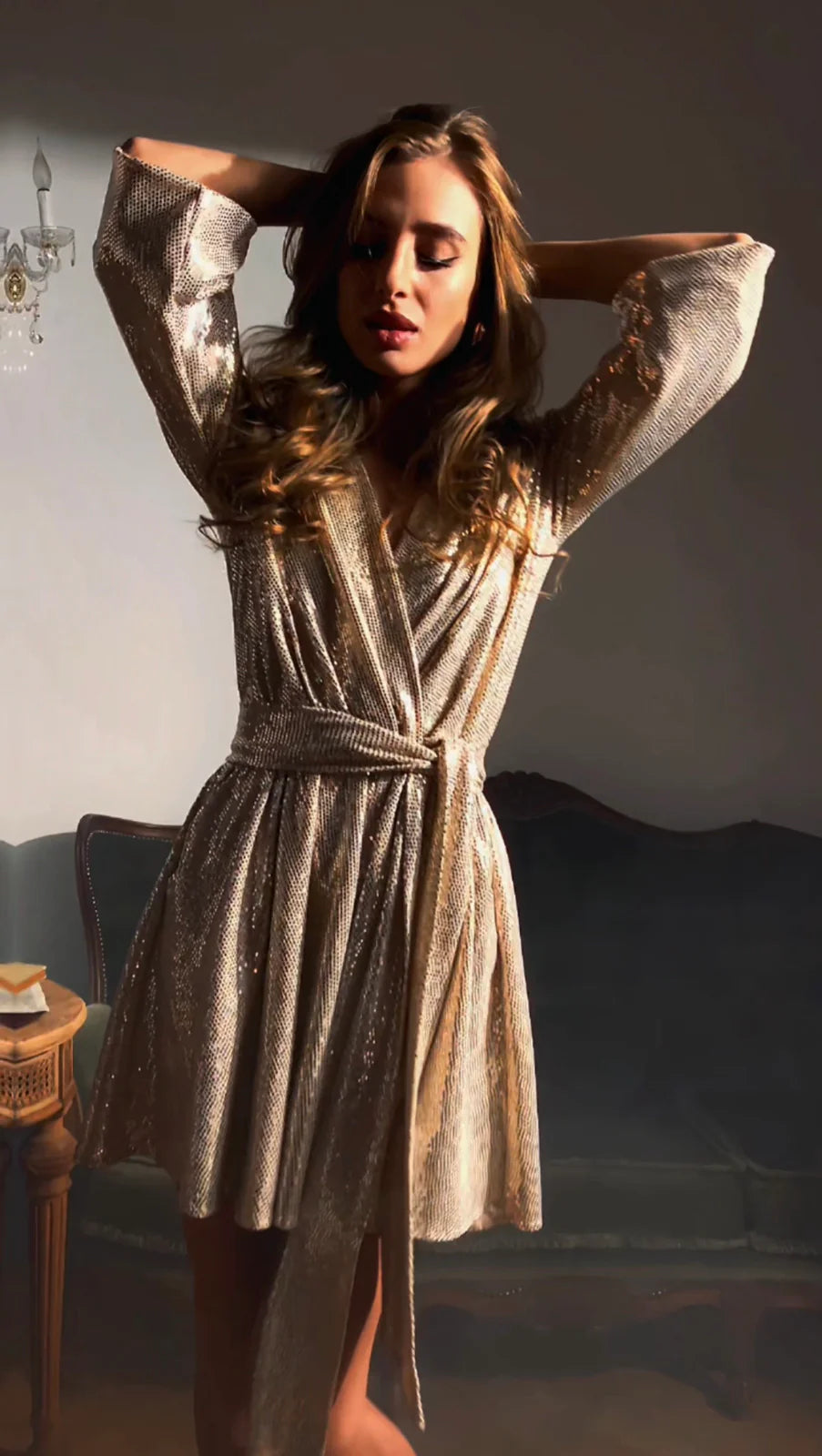 Gleam – Błyszczący Mini Kombinezon z Delikatnym Rozkloszowaniem i Wiązaniem w Talii