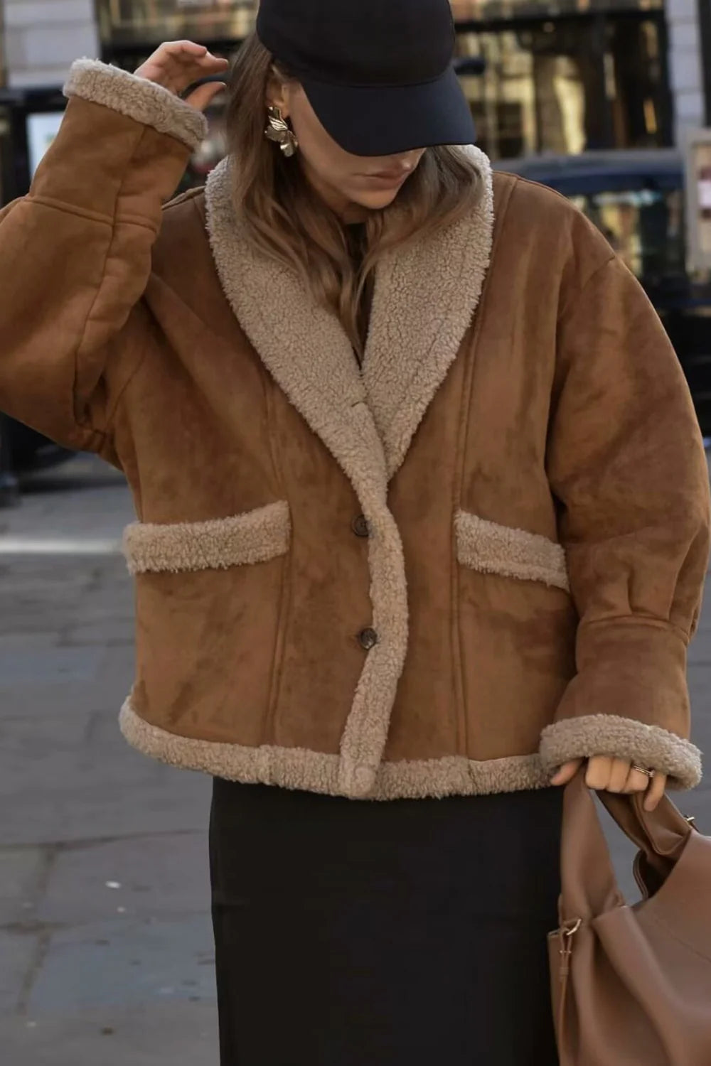 Luźny, przytulny, oversize'owy płaszcz z imitacji owczej skóry