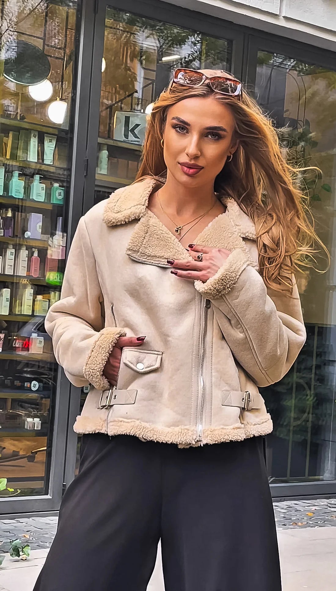 Beżowa elegancja – krótka kurtka z kożuszkiem z imitacji zamszu