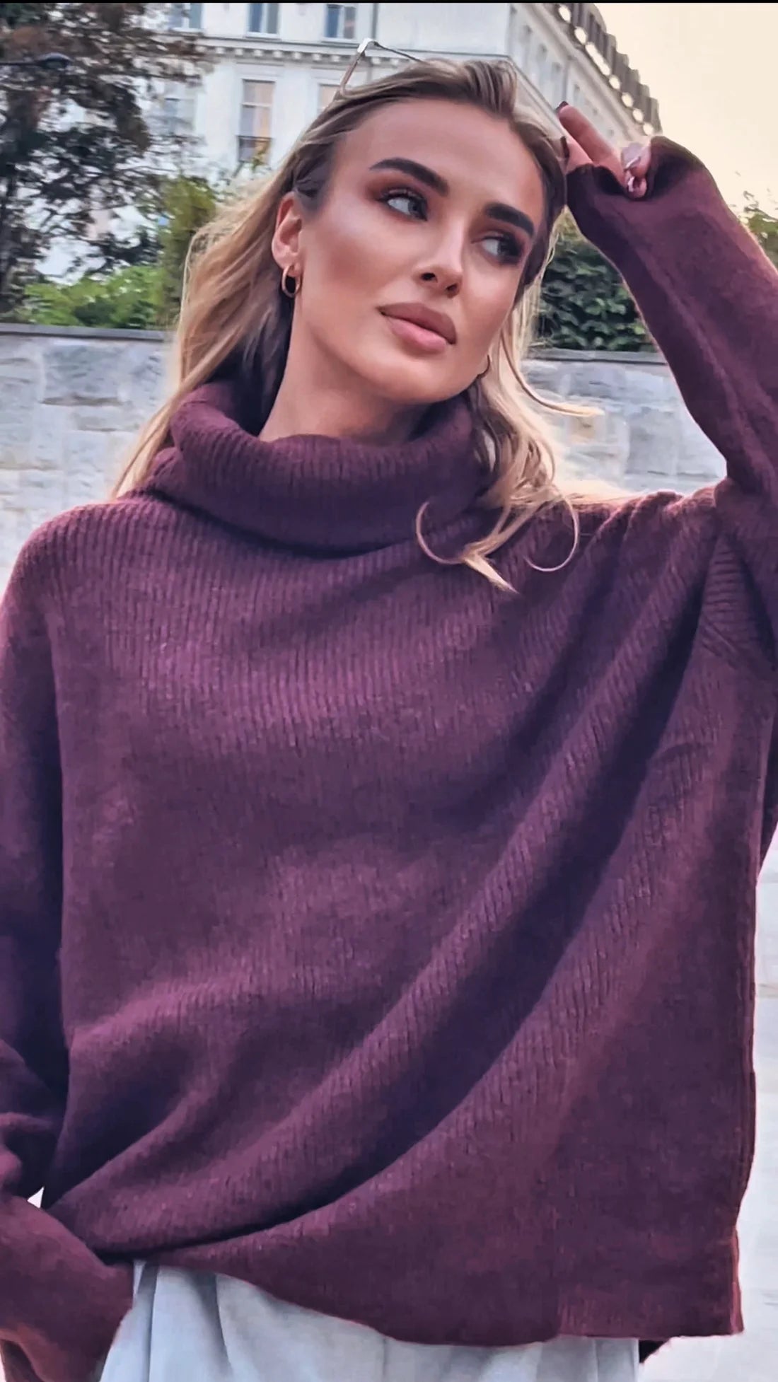 Embrace – Luźny Sweter z Golfem i Swobodnym Krojem