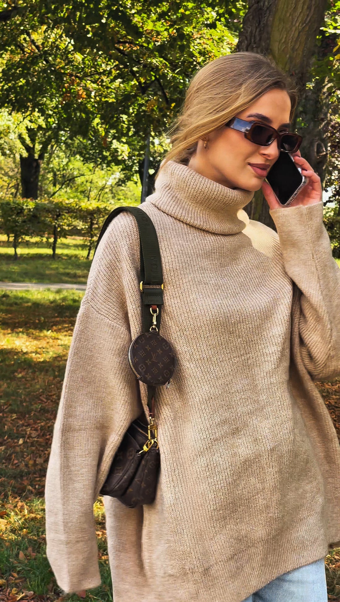 Embrace – Luźny Sweter z Golfem i Swobodnym Krojem