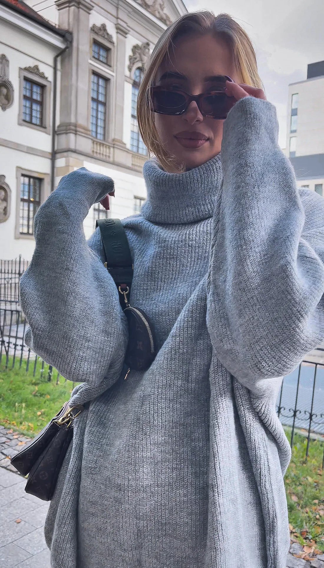 Embrace – Luźny Sweter z Golfem i Swobodnym Krojem