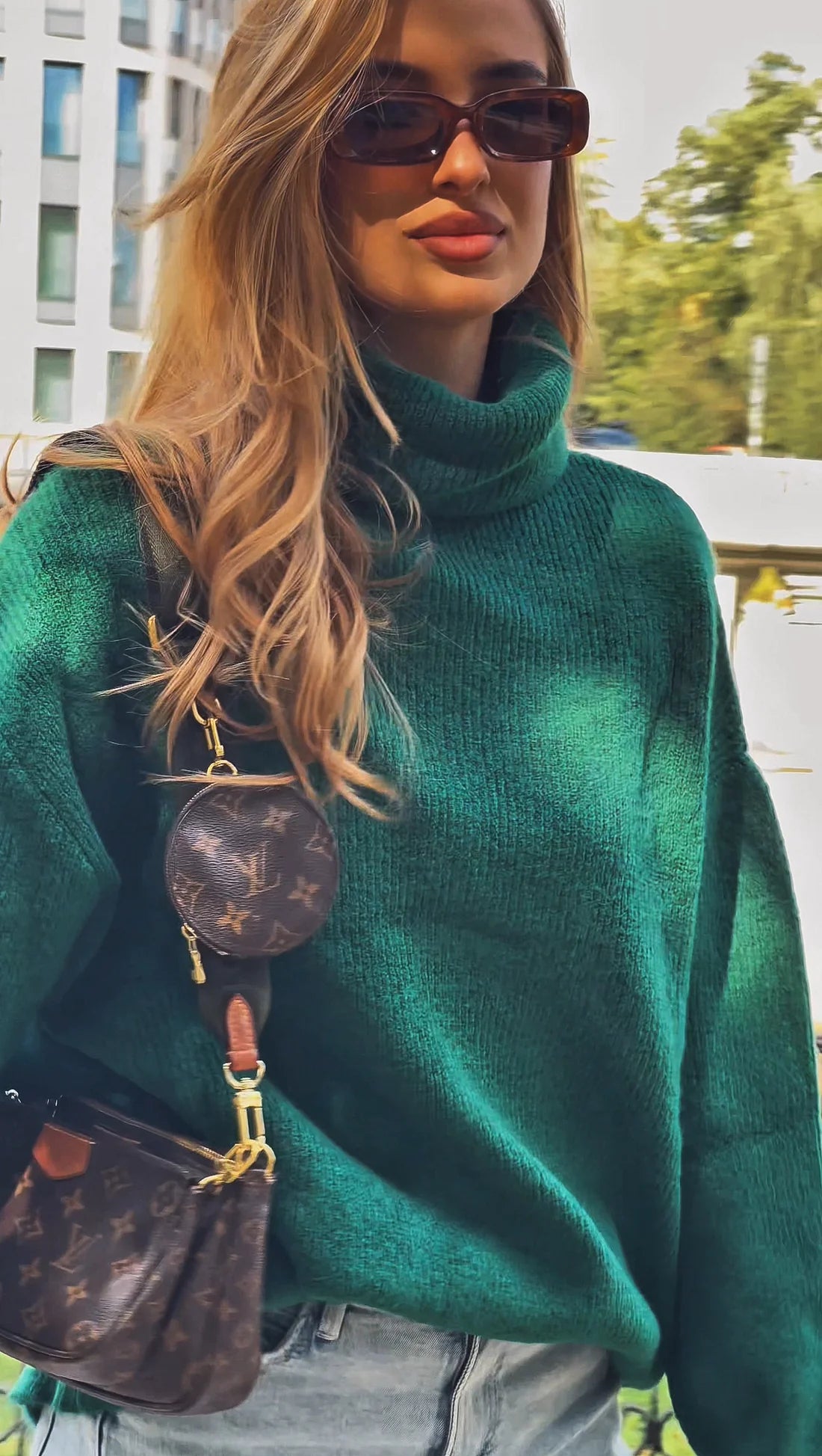 Embrace – Luźny Sweter z Golfem i Swobodnym Krojem