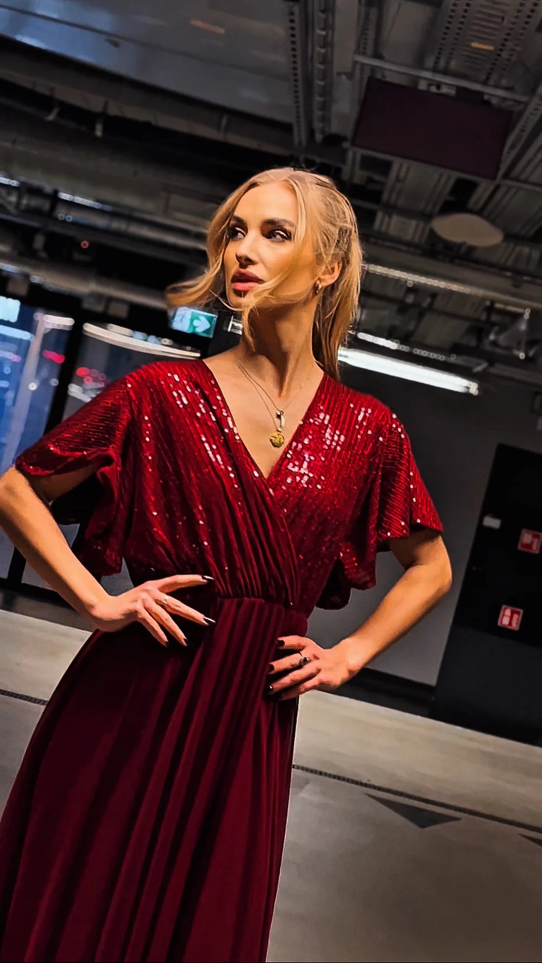 Aurena – Elegancka sukienka wieczorowa z błyszczącą górą i zwiewnym tiulowym dołem