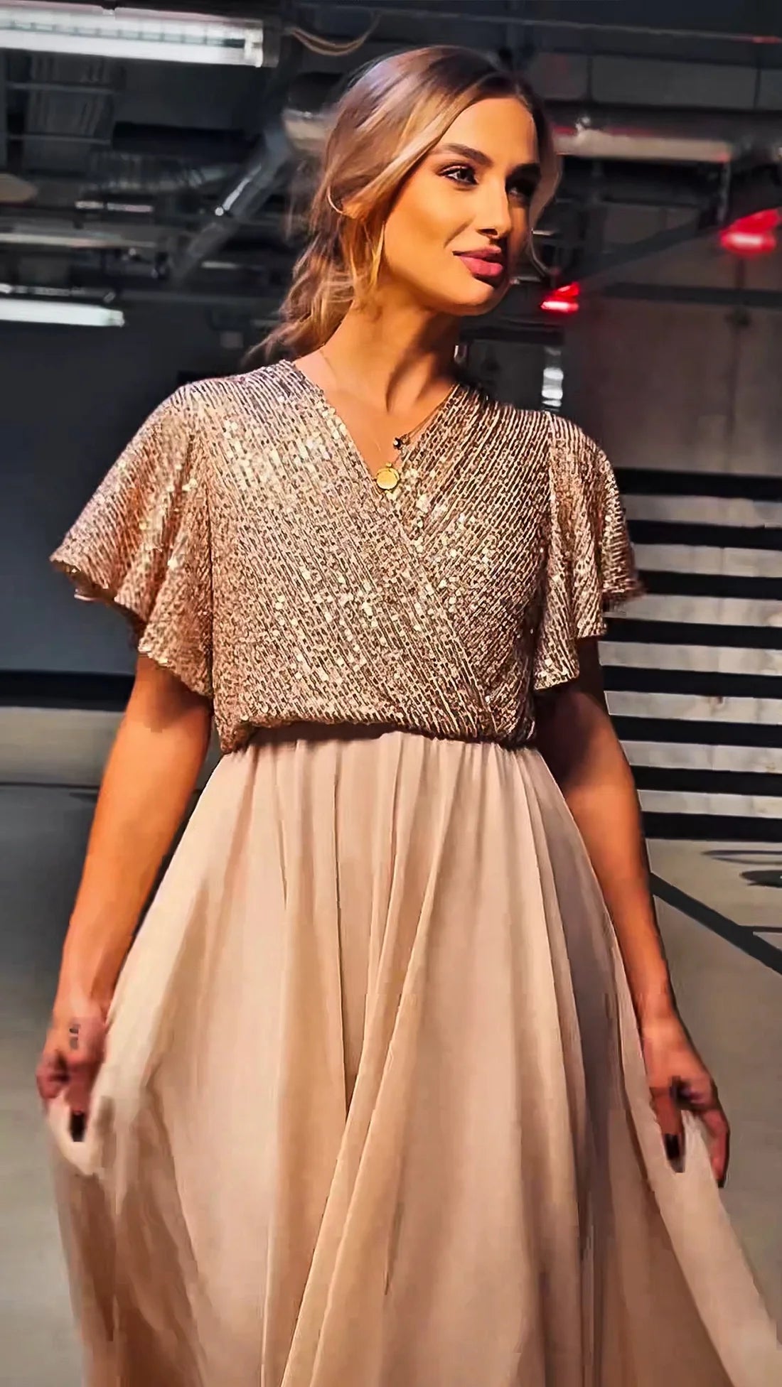 Aurena – Elegancka sukienka wieczorowa z błyszczącą górą i zwiewnym tiulowym dołem