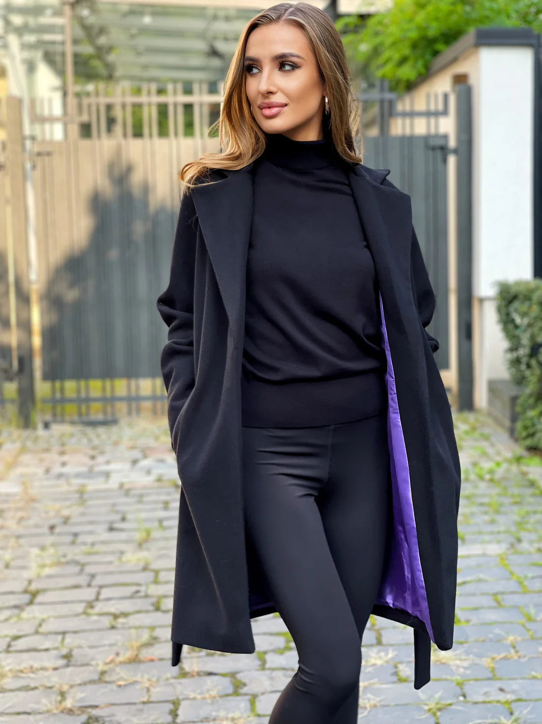 Długi, oversize’owy płaszcz z mieszanki wełny z paskiem i podszewką