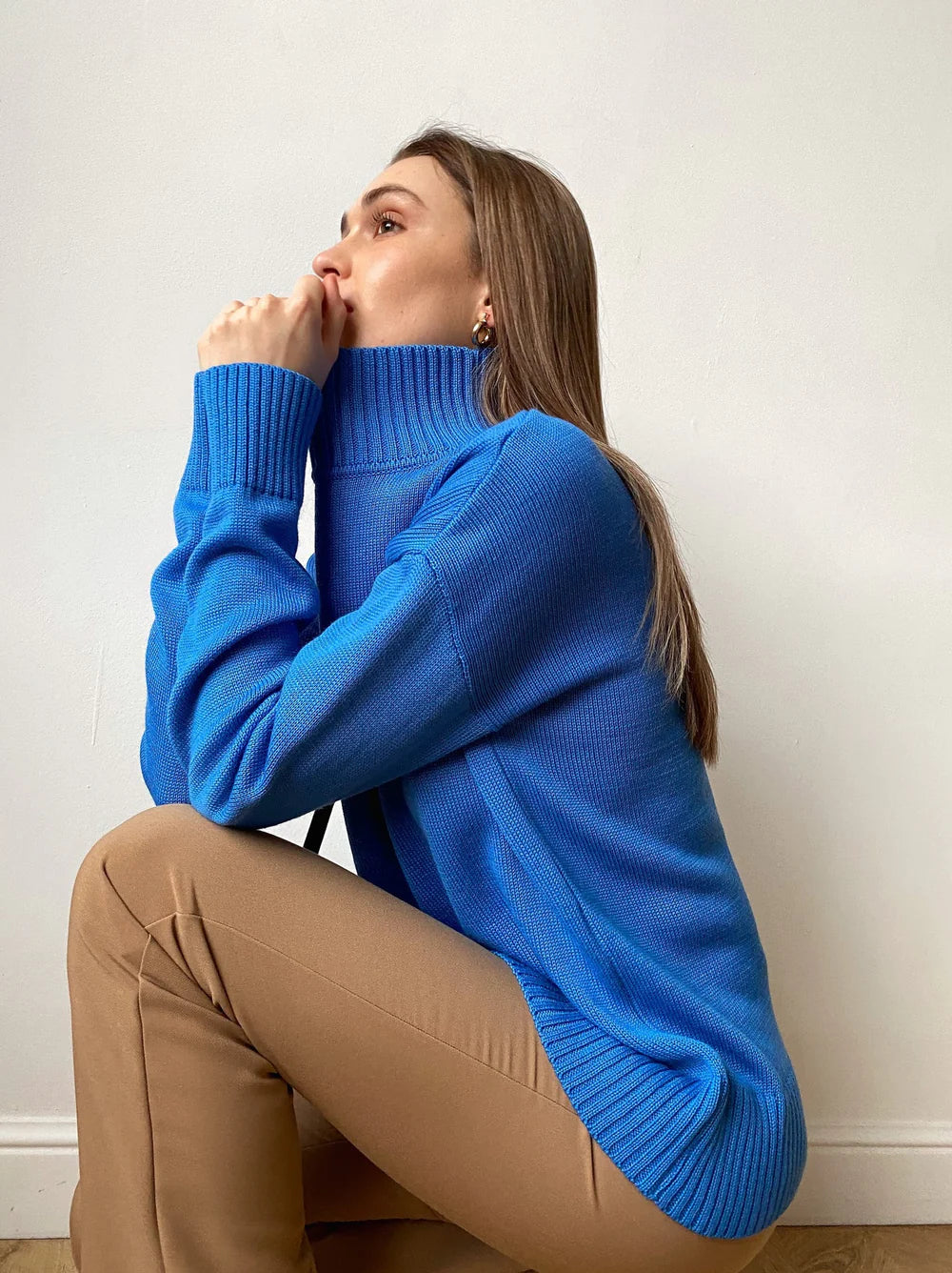 Minimalistyczny, obszerny sweter z golfem