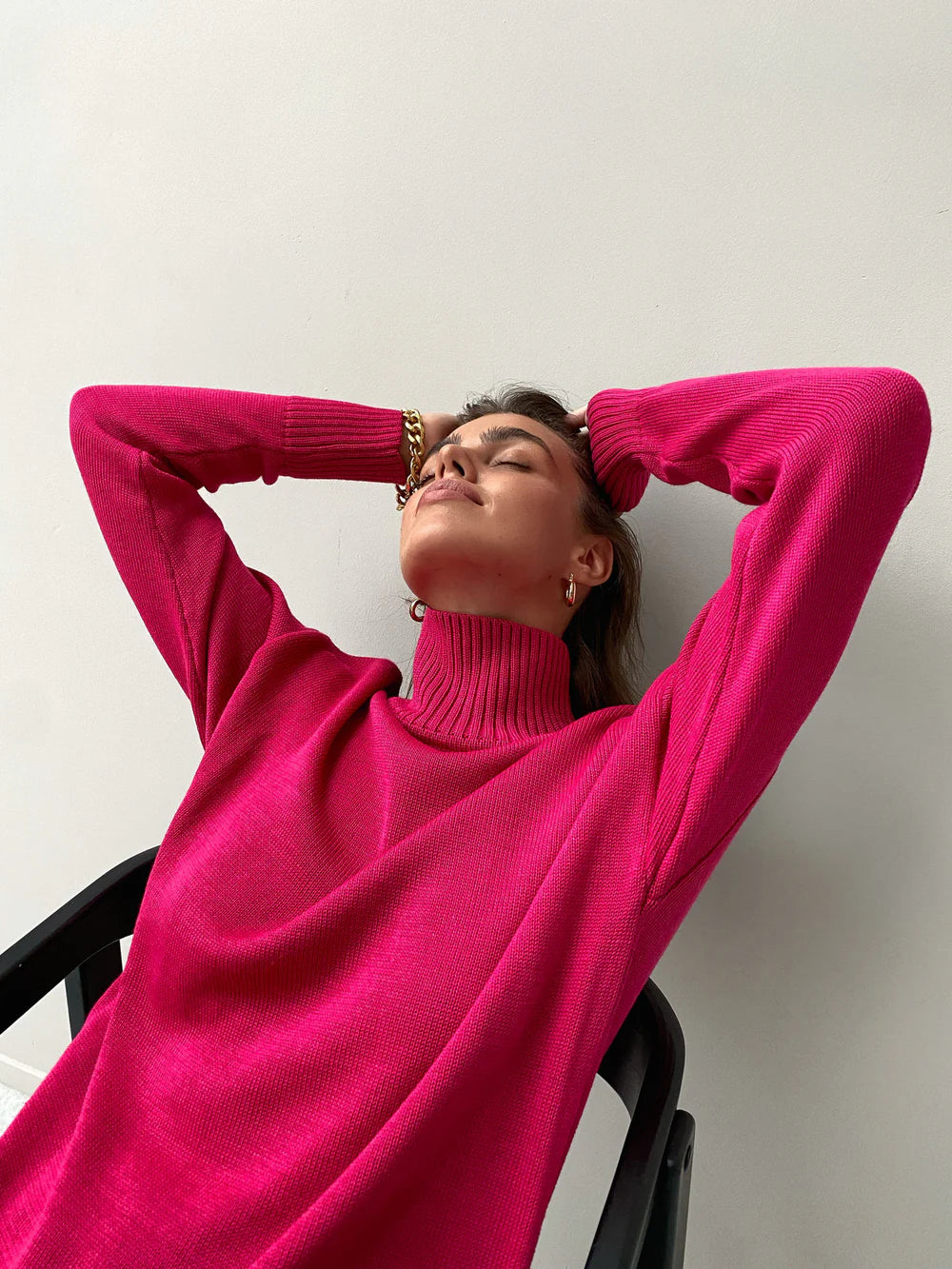 Minimalistyczny, obszerny sweter z golfem