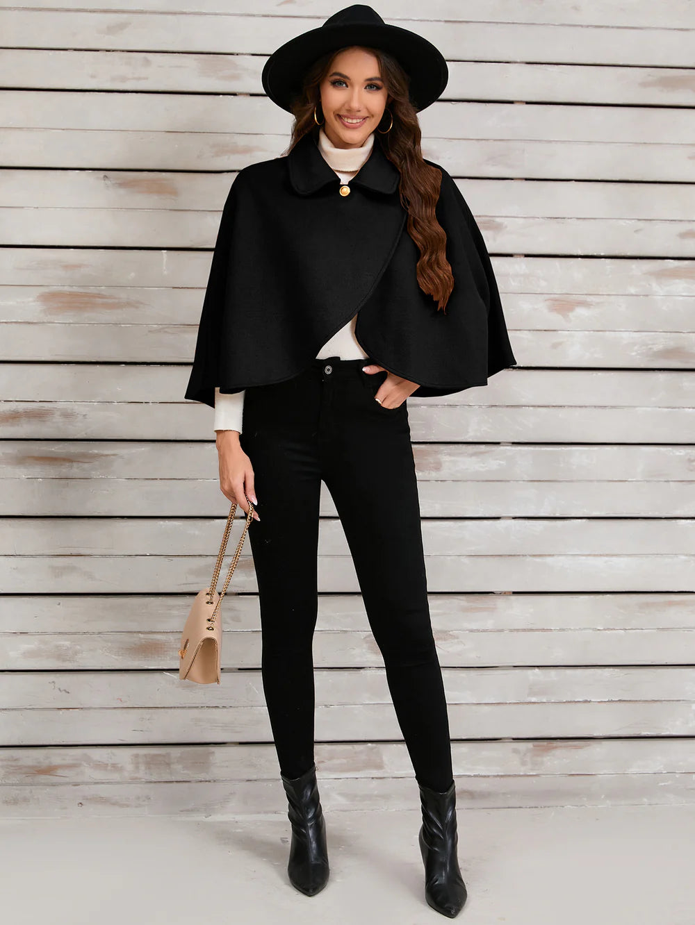 Elegancka camelowa peleryna ze złotym guzikiem