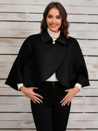 Elegancka camelowa peleryna ze złotym guzikiem