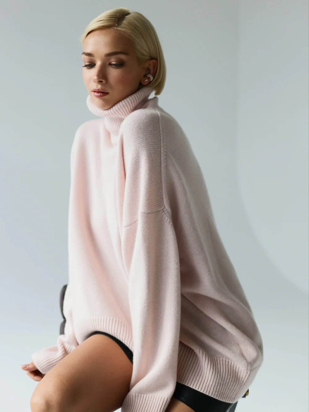 Wyrafinowany, obszerny sweter z golfem