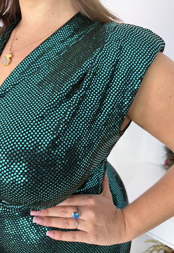 Starlet Elegance – Długa Zielona Suknia z Połyskującymi Cekinami i Podkreśloną Talią