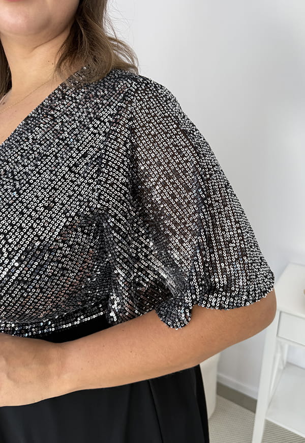 Glimmer — Długa Srebrno sukienka maxi z szyfonowym dołem i cekinowym wykończeniem