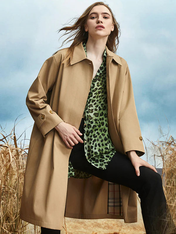 Modny elegancki płaszcz typu trencz