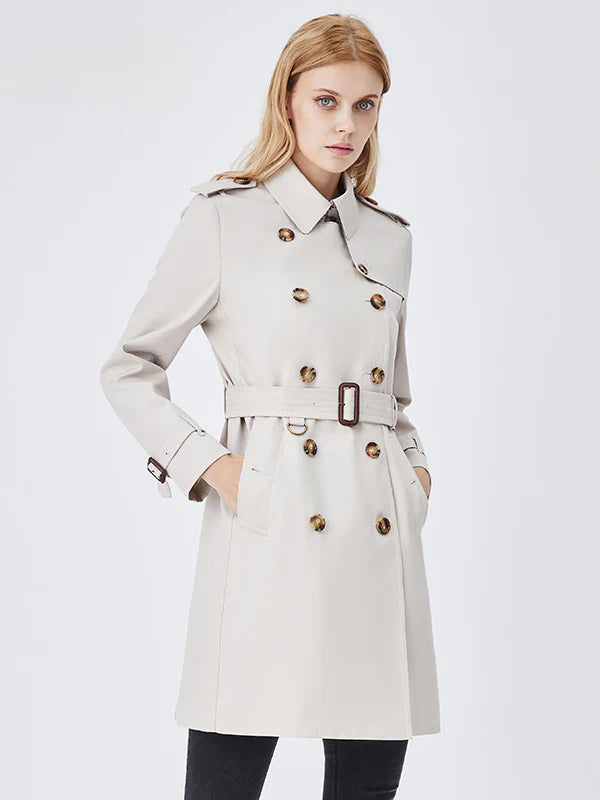 Klasyczny trencz z paskiem w ponadczasowej elegancji