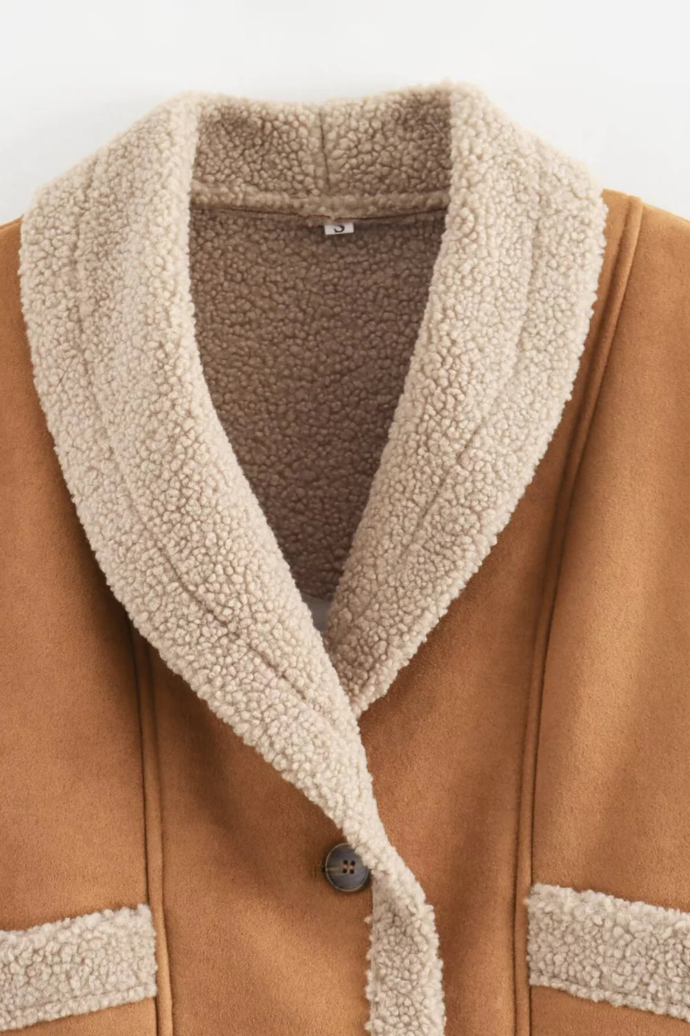 Luźny, przytulny, oversize'owy płaszcz z imitacji owczej skóry