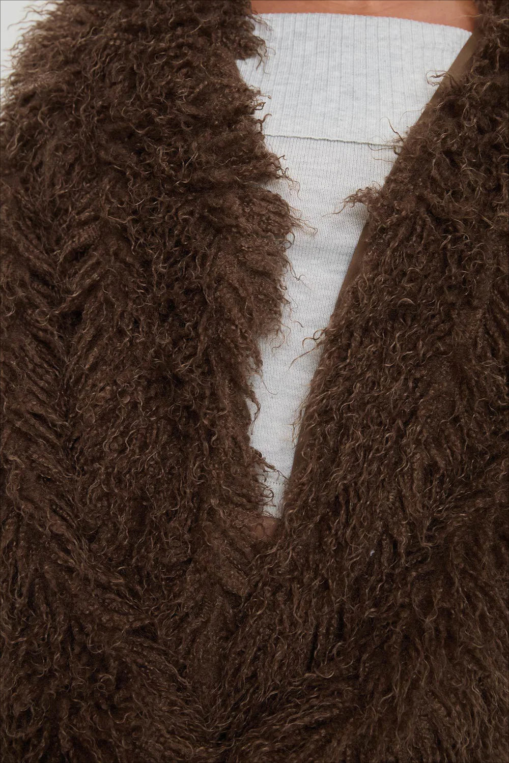 Puszysta brązowa kurtka ze sztucznego futra w dużym rozmiarze