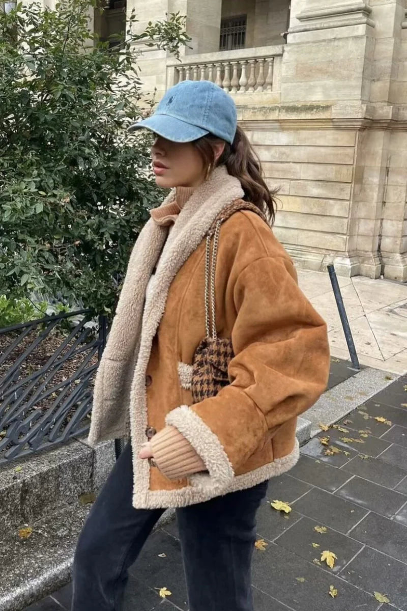 Luźny, przytulny, oversize'owy płaszcz z imitacji owczej skóry