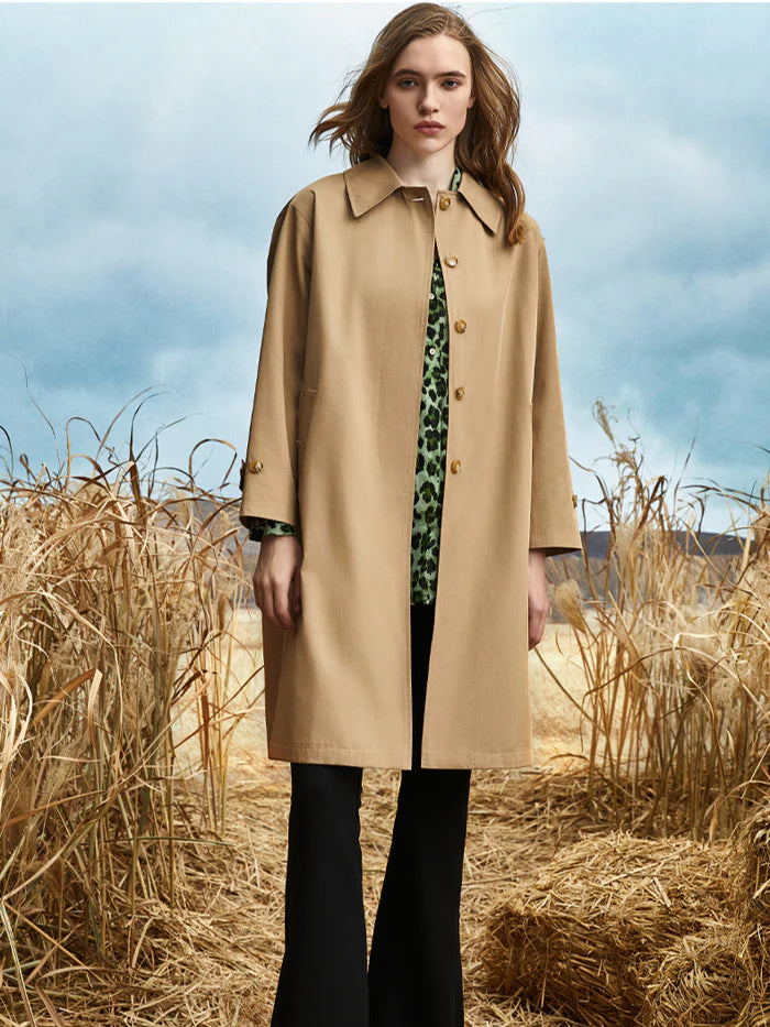 Modny elegancki płaszcz typu trencz