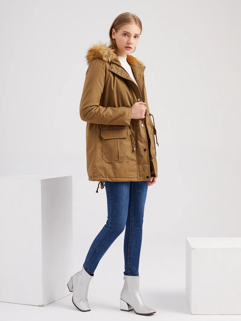 Puszysta kurtka z kapturem ze sztucznego futra